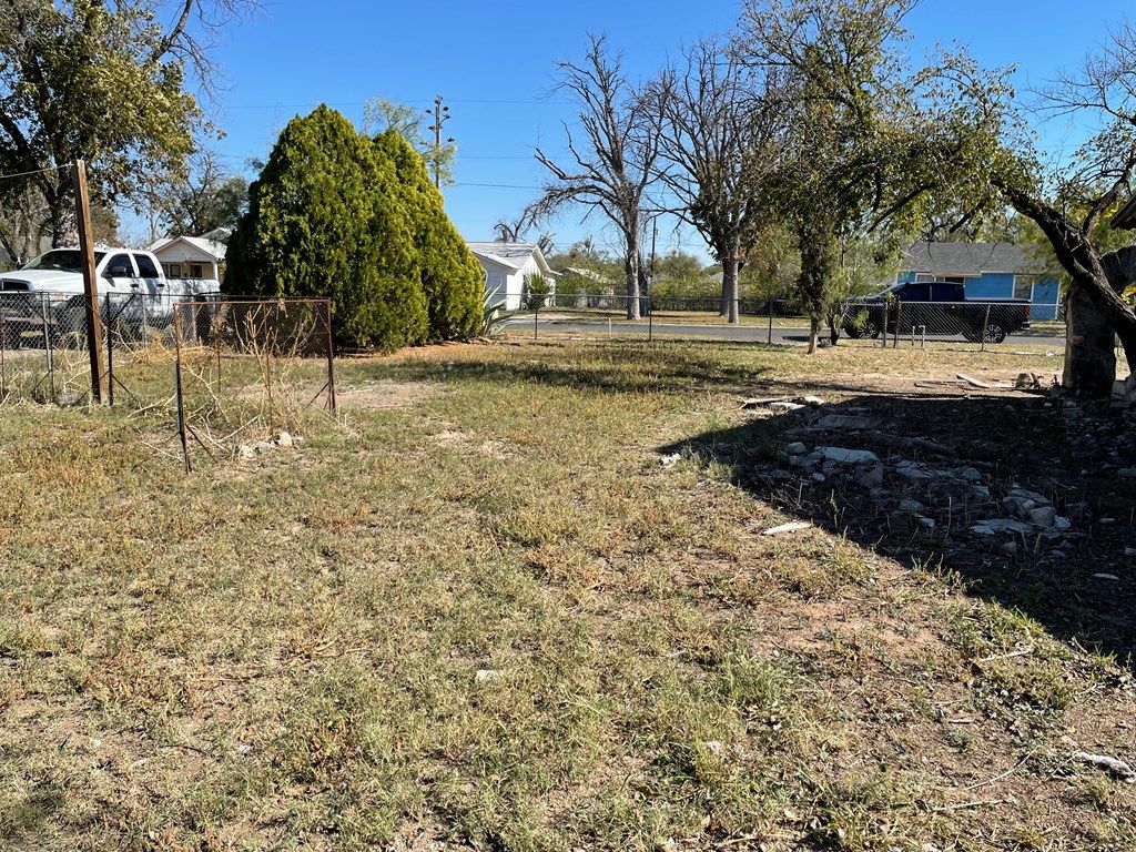 Image 9 of property listing at 625,621 Powell St, San Angelo, TX 76903