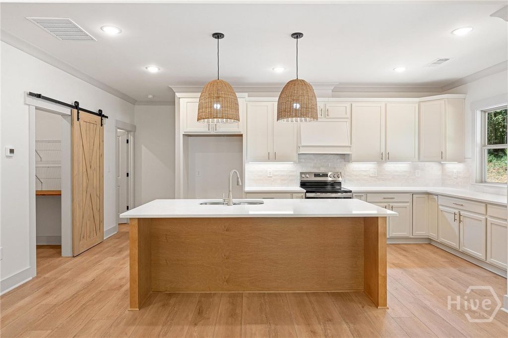 Image 7 of property listing at 33 Hometown Court, Jefferson, GA 30549