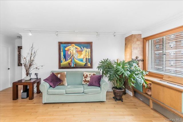 3965 52nd St Apt 8k, Woodside, NY 11377