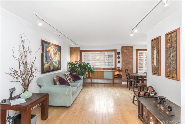 3965 52nd St Apt 8k, Woodside, NY 11377