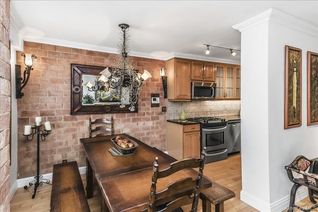 3965 52nd St Apt 8k, Woodside, NY 11377