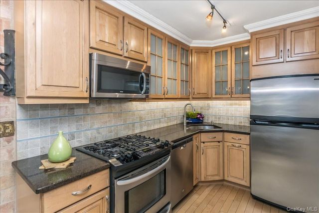 3965 52nd St Apt 8k, Woodside, NY 11377