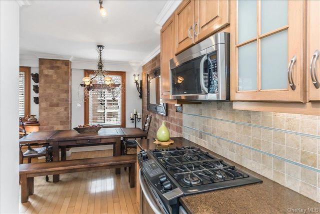 3965 52nd St Apt 8k, Woodside, NY 11377