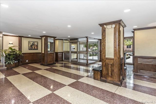 3965 52nd St Apt 8k, Woodside, NY 11377
