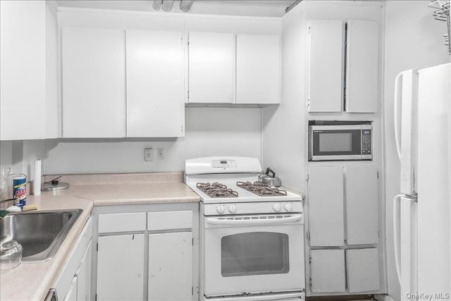 3965 52nd St Apt 8k, Woodside, NY 11377
