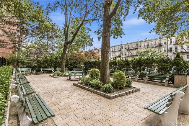 3965 52nd St Apt 8k, Woodside, NY 11377