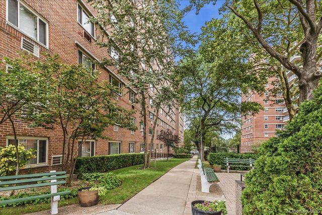 3965 52nd St Apt 8k, Woodside, NY 11377