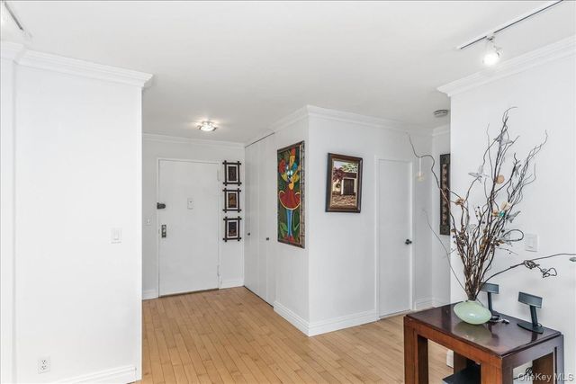 3965 52nd St Apt 8k, Woodside, NY 11377