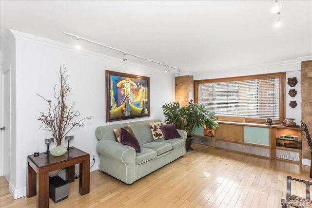 3965 52nd St Apt 8k, Woodside, NY 11377