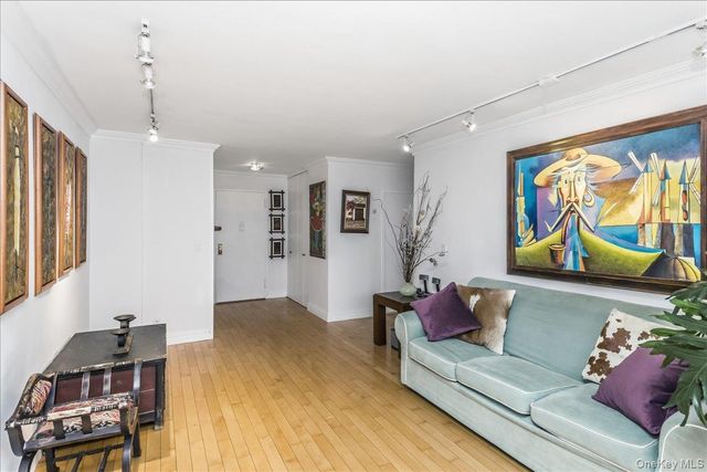 3965 52nd St Apt 8k, Woodside, NY 11377