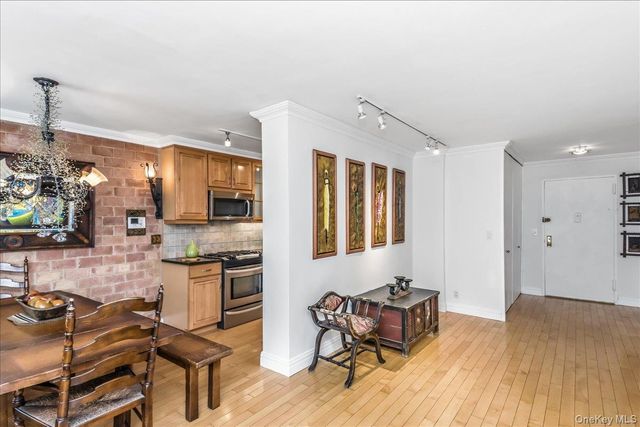3965 52nd St Apt 8k, Woodside, NY 11377