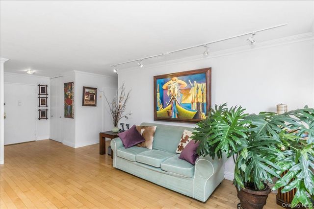 3965 52nd St Apt 8k, Woodside, NY 11377