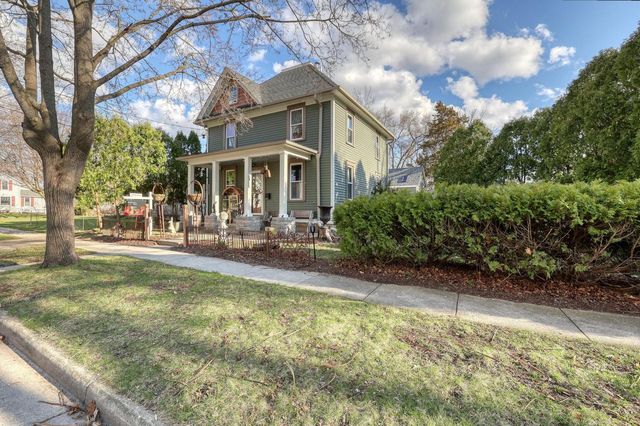 131 Oakland AVENUE, Mukwonago, WI 53149