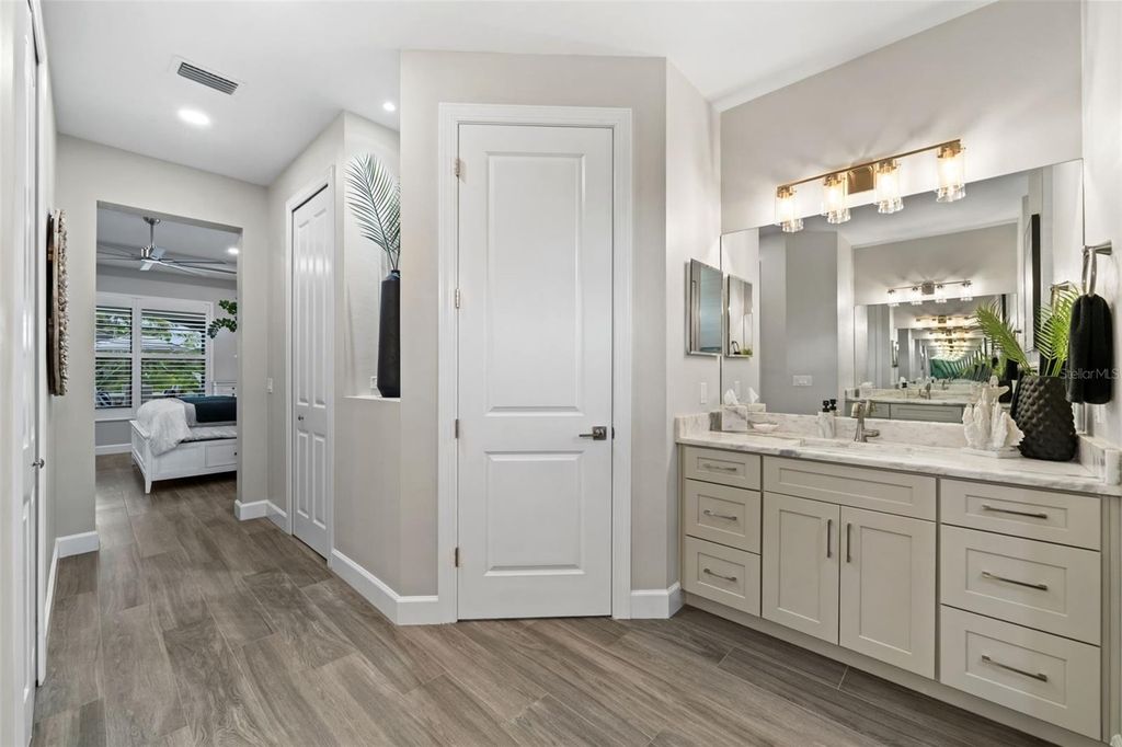 Image 25 of property listing at 2926 MIRACLE PARKWAY, Cape Coral, FL 33914