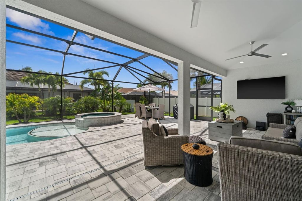 Image 4 of property listing at 2926 MIRACLE PARKWAY, Cape Coral, FL 33914