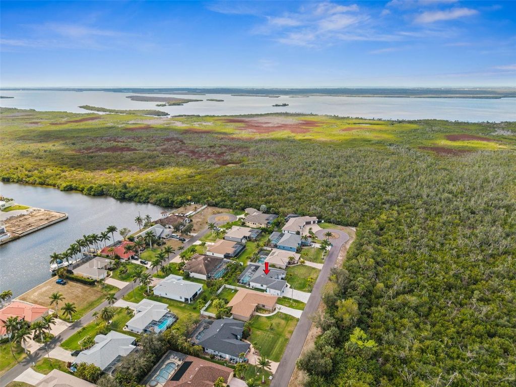 Image 5 of property listing at 2926 MIRACLE PARKWAY, Cape Coral, FL 33914