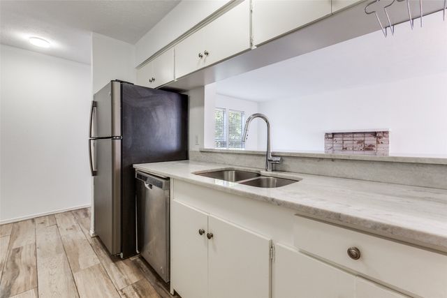 5881 Preston View Boulevard 215, Dallas, TX 75240