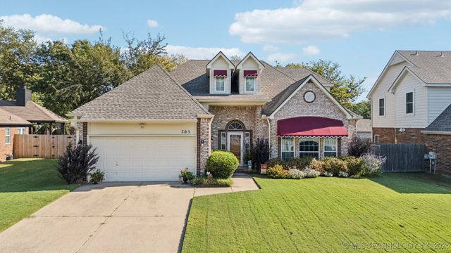 705 N Indianwood Avenue, Broken Arrow, OK 74012