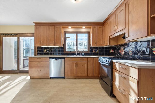 17 Inchcliffe Drive, Ledyard, CT 06335