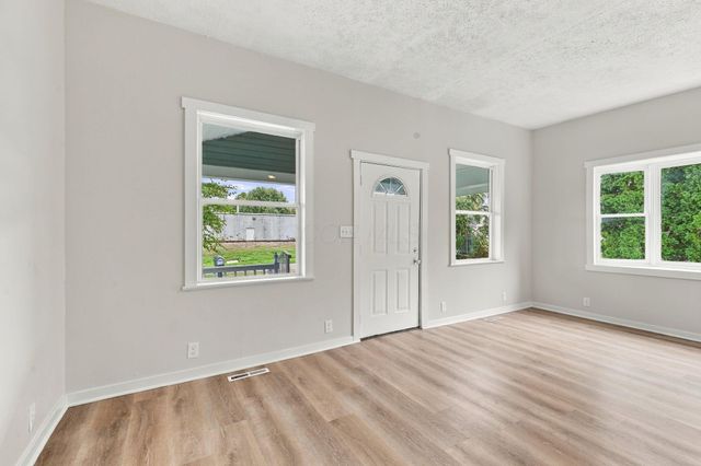 23 E Oak Street, Canal Winchester, OH 43110