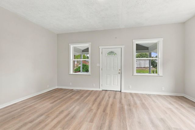 23 E Oak Street, Canal Winchester, OH 43110