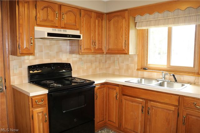 3788 Carl Street NW, Uniontown, OH 44685