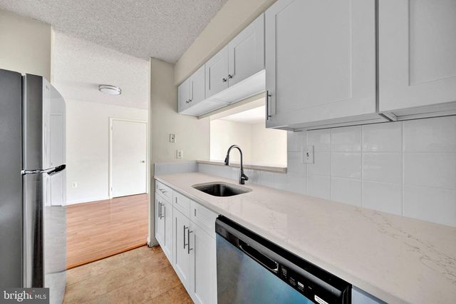 601 RAVENS CREST DR, Plainsboro, NJ 08536