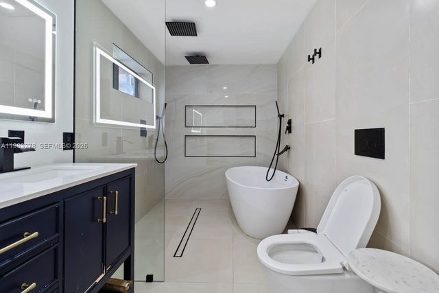 221 NE 4th St, Hallandale Beach, FL 33009