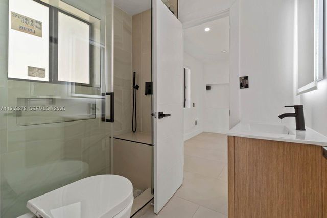 221 NE 4th St, Hallandale Beach, FL 33009