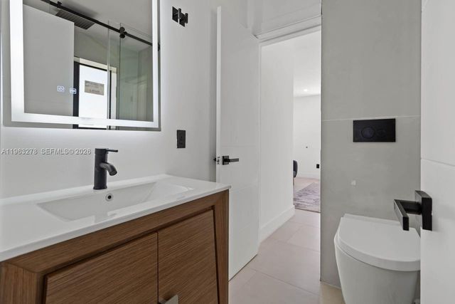 221 NE 4th St, Hallandale Beach, FL 33009