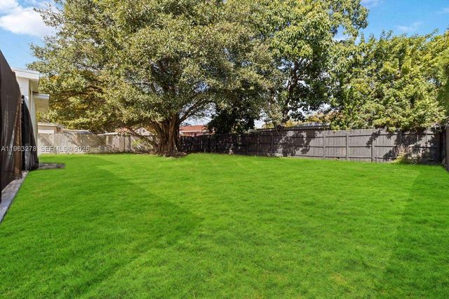 221 NE 4th St, Hallandale Beach, FL 33009