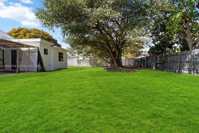 221 NE 4th St, Hallandale Beach, FL 33009