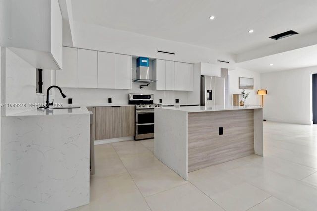 221 NE 4th St, Hallandale Beach, FL 33009