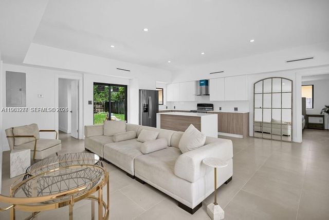 221 NE 4th St, Hallandale Beach, FL 33009