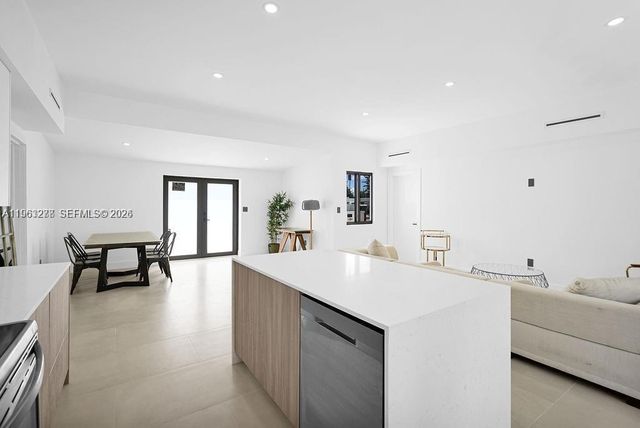 221 NE 4th St, Hallandale Beach, FL 33009