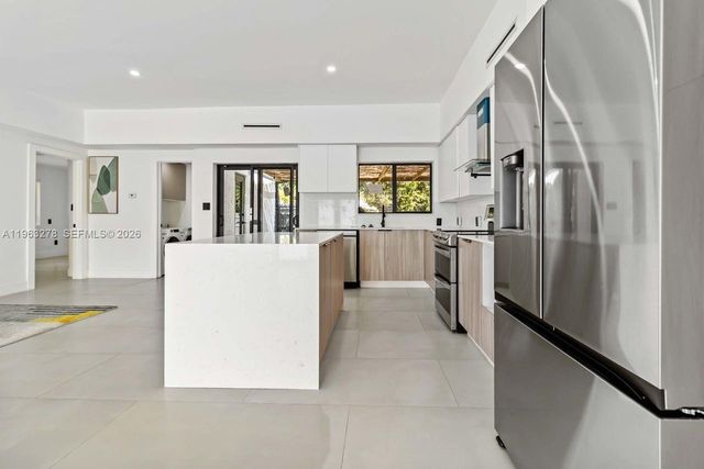 221 NE 4th St, Hallandale Beach, FL 33009