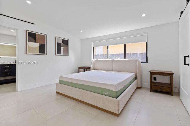 221 NE 4th St, Hallandale Beach, FL 33009