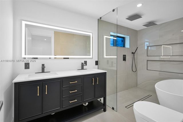 221 NE 4th St, Hallandale Beach, FL 33009