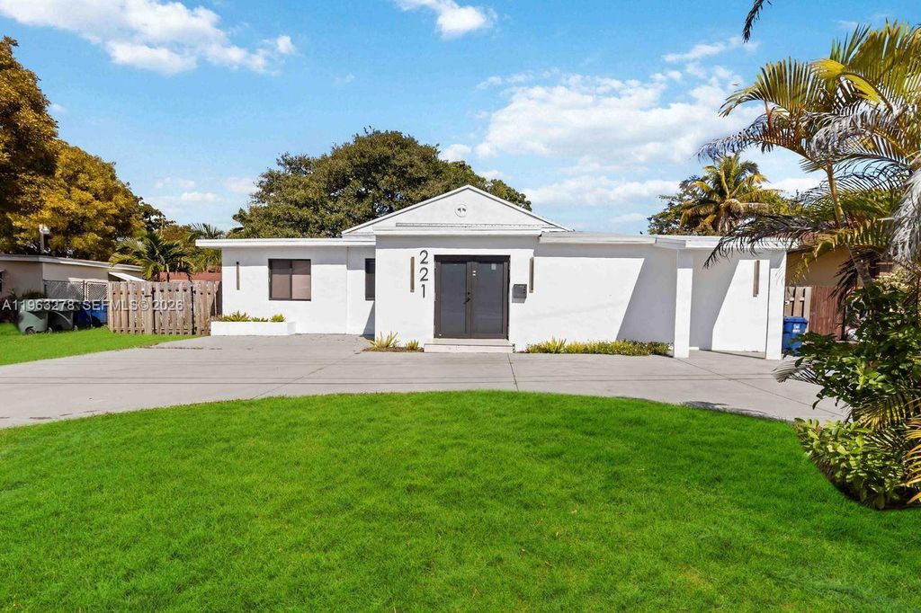 221 NE 4th St, Hallandale Beach, FL 33009
