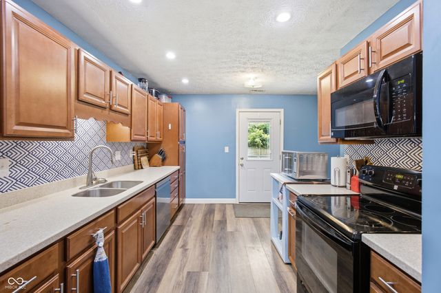 975 Stonegate Road, Greenwood, IN 46142