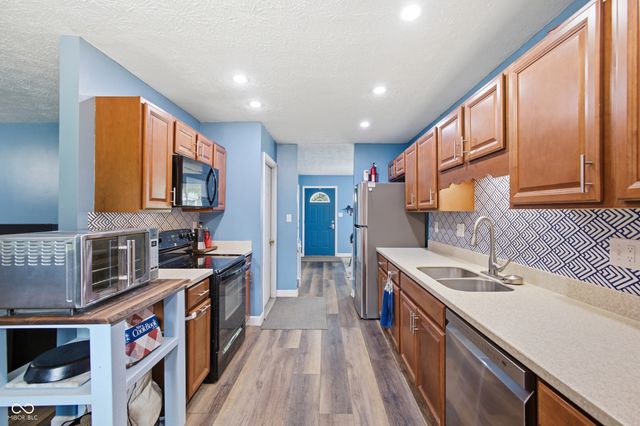 975 Stonegate Road, Greenwood, IN 46142