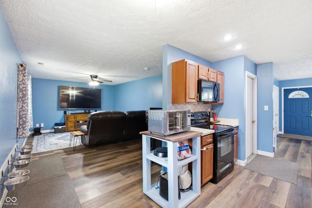 975 Stonegate Road, Greenwood, IN 46142