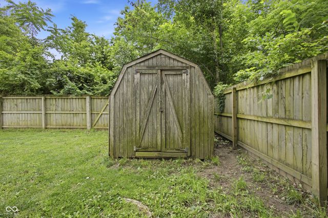 975 Stonegate Road, Greenwood, IN 46142
