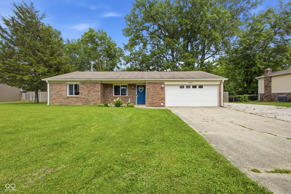 975 Stonegate Road, Greenwood, IN 46142
