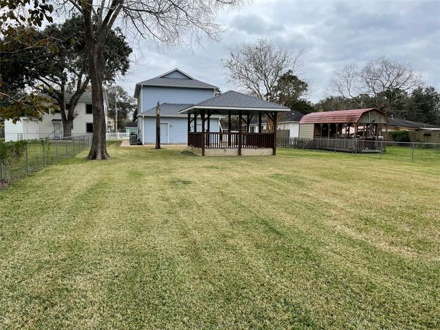 1018 S Booth Lane, Alvin, TX 77511
