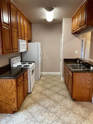 1018 S Booth Lane, Alvin, TX 77511