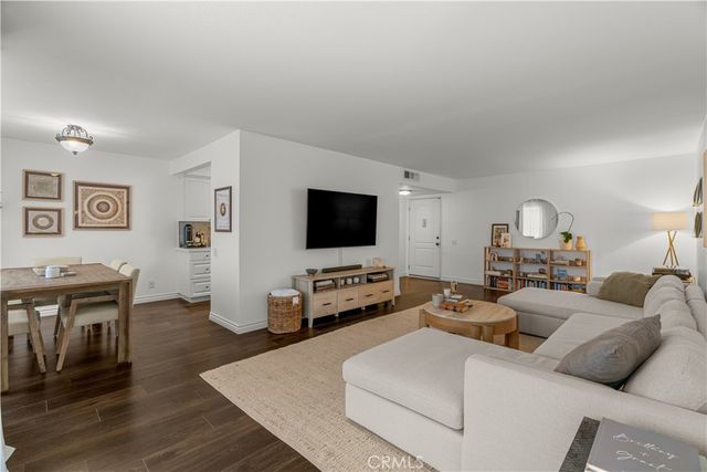 4637 Willis 208, Sherman Oaks, CA 91403