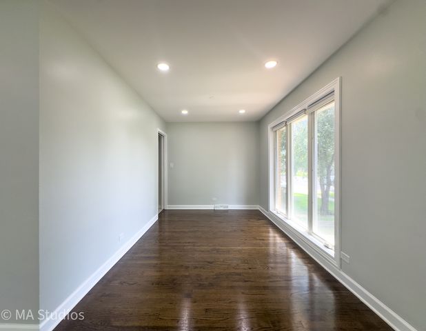 4256 Golf Road, Skokie, IL 60076