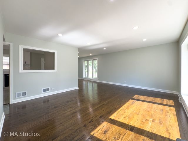 4256 Golf Road, Skokie, IL 60076