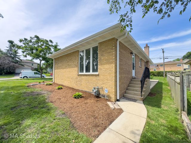4256 Golf Road, Skokie, IL 60076